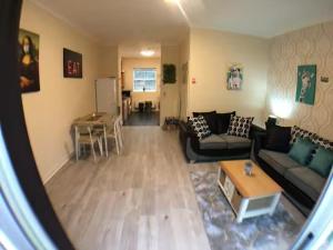 4 bedrooms,3 bathrooms, Wi-Fi, 5 TVs, Car Parking