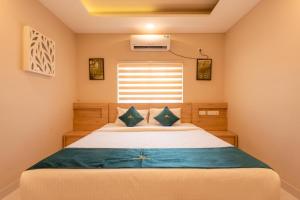 Daan Ambalath Maple Leaves