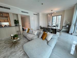 Kensington - Serene 2BR Walk to Dubai Mall & Burj
