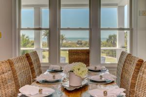 Port of Call on Isle of Palms OCEAN FRONT, Pool, boardwalk, putting green