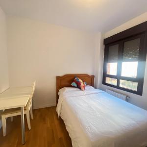 Habitación individual cómoda y luminosa con cama grande