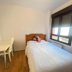 Habitación individual cómoda y luminosa con cama grande