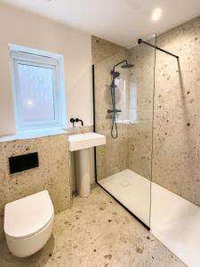 Port Haus Modern home with large private garden and parking