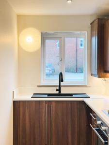 Port Haus Modern home with large private garden and parking