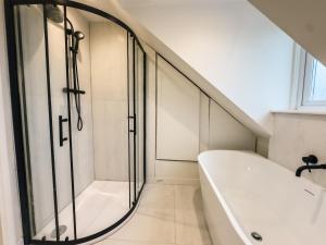 Port Haus Modern home with large private garden and parking