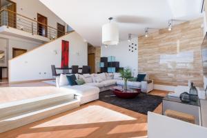 Seaview Villa with Pool, Gym & Home Cinema