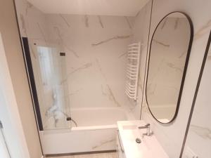 Praga Apartament Near Sante and Kozminsky