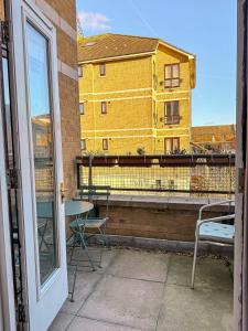 Modern 2 Bed Sleeps 6 near O2 ExCeL Enjoy river views and easy access to the IFS Cloud Cable Car Features 2 bedrooms plus a sofa bed for 6 guests