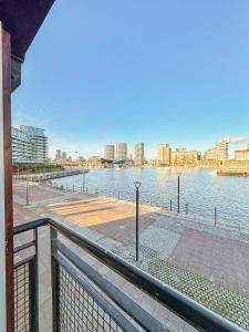 Modern 2 Bed Sleeps 6 near O2 ExCeL Enjoy river views and easy access to the IFS Cloud Cable Car Features 2 bedrooms plus a sofa bed for 6 guests