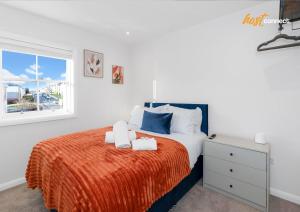 Comfortable 2 Bed Airdrie Flat w Private Parking