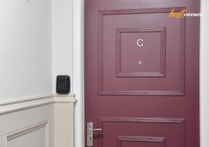 Comfortable 2 Bed Airdrie Flat w Private Parking