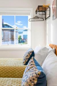 Comfortable 2 Bed Airdrie Flat w Private Parking