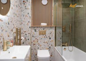 Comfortable 2 Bed Airdrie Flat w Private Parking