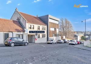 Comfortable 2 Bed Airdrie Flat w Private Parking