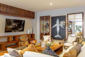 Ocean View 2BR Condo w Pool & Gym 10min to Marina