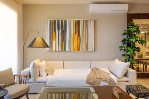 Ocean View 2BR Condo w Pool & Gym 10min to Marina