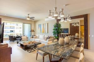 Ocean View 2BR Condo w Pool & Gym 10min to Marina