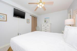 Island Winds West 679