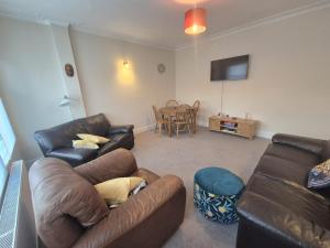 Roomy, comfortable Greater London home, sleeps 8