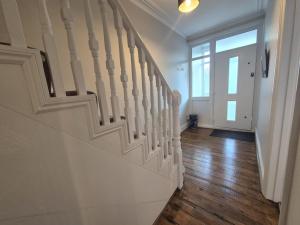 Roomy, comfortable Greater London home, sleeps 8