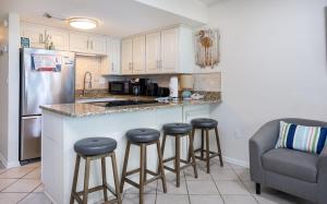 Island Winds West 777