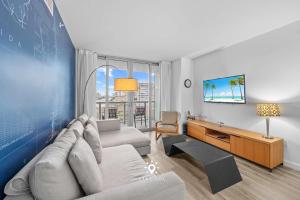 Amazing Apartment with Bay View Balcony Near Beach