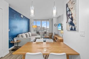 Amazing Apartment with Bay View Balcony Near Beach