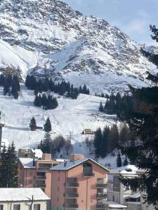 Waterfall House - Art and Design, Ski, Hike, Swim