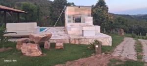 Casa junto as montanhas