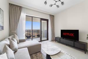 VayK - Modern 1BR Getaway in Creek Harbour