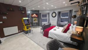 Victoria Loft - 1 Bedroom Apartment with off site spa access