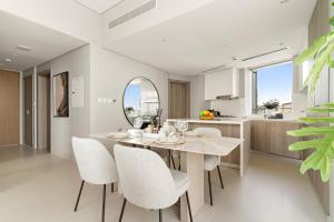VayK - Elegant 2BR with Luxury Amenities in LIV Marina