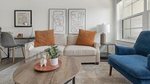 Landing Beautiful 1BD Yoga Studio Gym