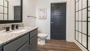 Landing Beautiful 1BD Yoga Studio Gym