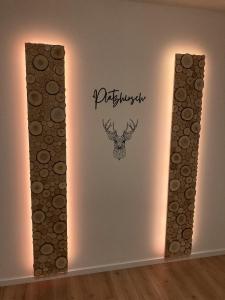 Platzhirsch-bei-der-Purpurbuche