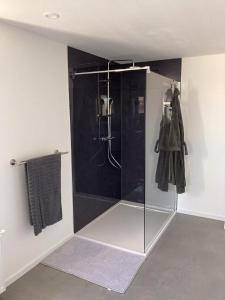 Platzhirsch-bei-der-Purpurbuche