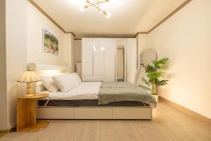 Seoul Station,3R6B, 12-person family, group, Myeongdong, Itaewon, cinema, free parking