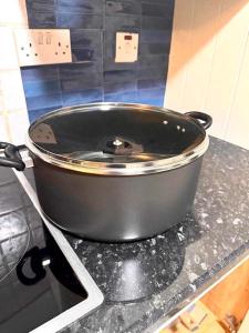 Spacious 6BR Villa in 32 Le More Birmingham with 7 Beds and Free Onsite Parking