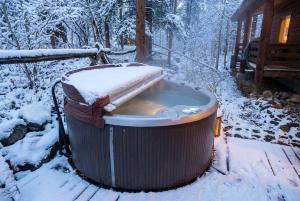 Mountain Basecamp Hot Tub plus Pool Table