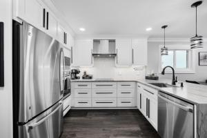 Modern Escape - Luxe Oceanfront 2BR & Epic Kitchen