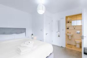 Luxury Home Near Central Manchester - Free Private Parking & Fast WiFi & PS5