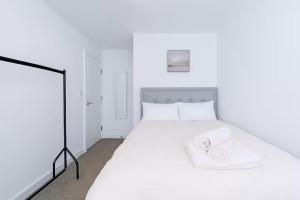 Luxury Home Near Central Manchester - Free Private Parking & Fast WiFi & PS5