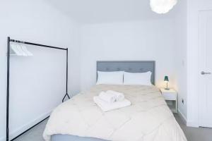 Luxury Home Near Central Manchester - Free Private Parking & Fast WiFi & PS5