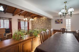 Center, cozy and big