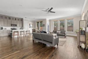 Trinity Groves Retreat - Large Modern 5 BR Home