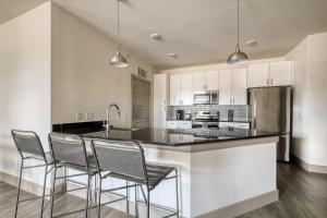 Landing Stunning 1BD Pool Clubhouse