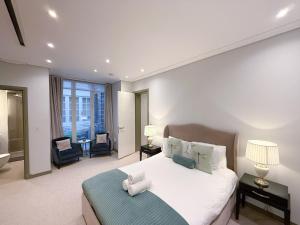 3-bedroom flat with Private Patio in Mayfair near Oxford Street, Marble Arch, Hyde Park