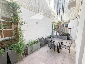 3-bedroom flat with Private Patio in Mayfair near Oxford Street, Marble Arch, Hyde Park