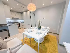 3-bedroom flat with Private Patio in Mayfair near Oxford Street, Marble Arch, Hyde Park