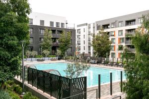 Blueground Santa Clara pool nr Santa Clara Park SFO-1879